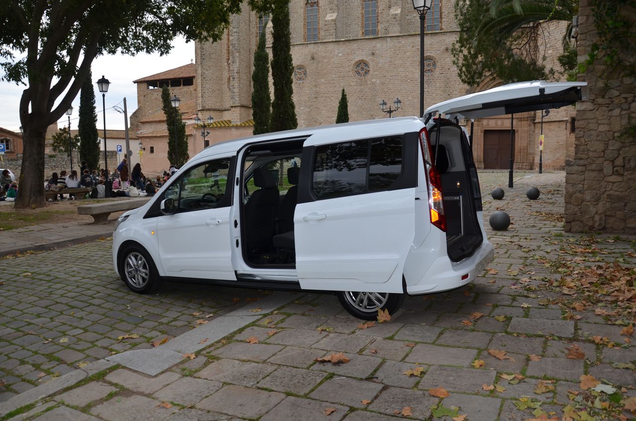 Ford Grand Tourneo Connect TITANIUM 1.5 TDCI MT6 E6  FULL OPCIÓN..TECHO PANORÁMICO                                    **** VENDIDO **** - Foto 49