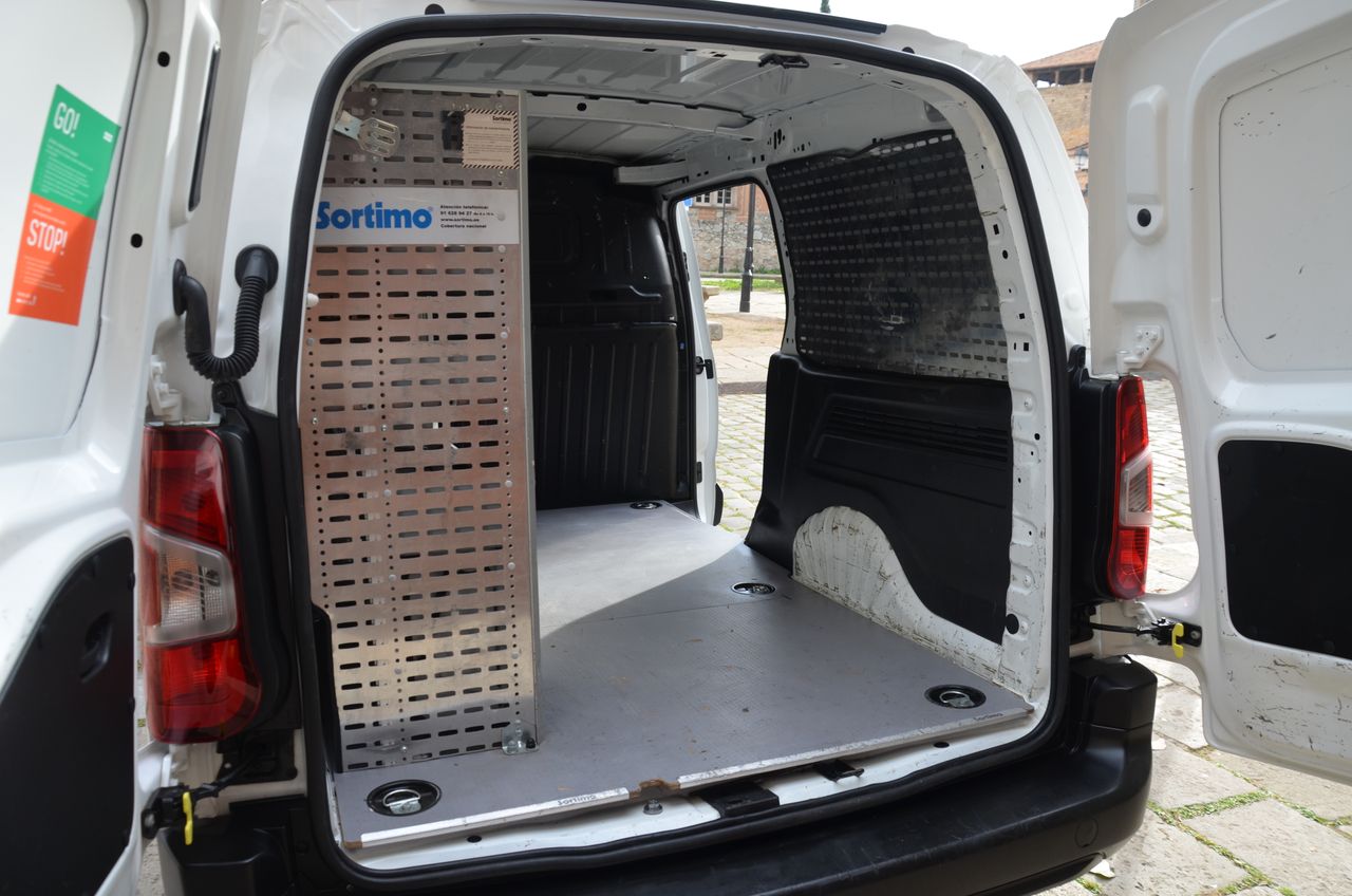 Opel Combo Cargo CARGO EXPRESS XL CARGA INCREMENTADA 1.5 100CV ESTANTERÍAS Y SUELO REFORZADO ( BOMBINES DE CERRAJERÍAS ANTIRROBO )  - Foto 9