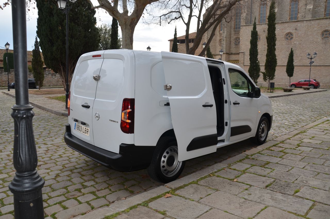 Opel Combo Cargo CARGO EXPRESS XL CARGA INCREMENTADA 1.5 100CV ESTANTERÍAS Y SUELO REFORZADO ( BOMBINES DE CERRAJERÍAS ANTIRROBO )  - Foto 5