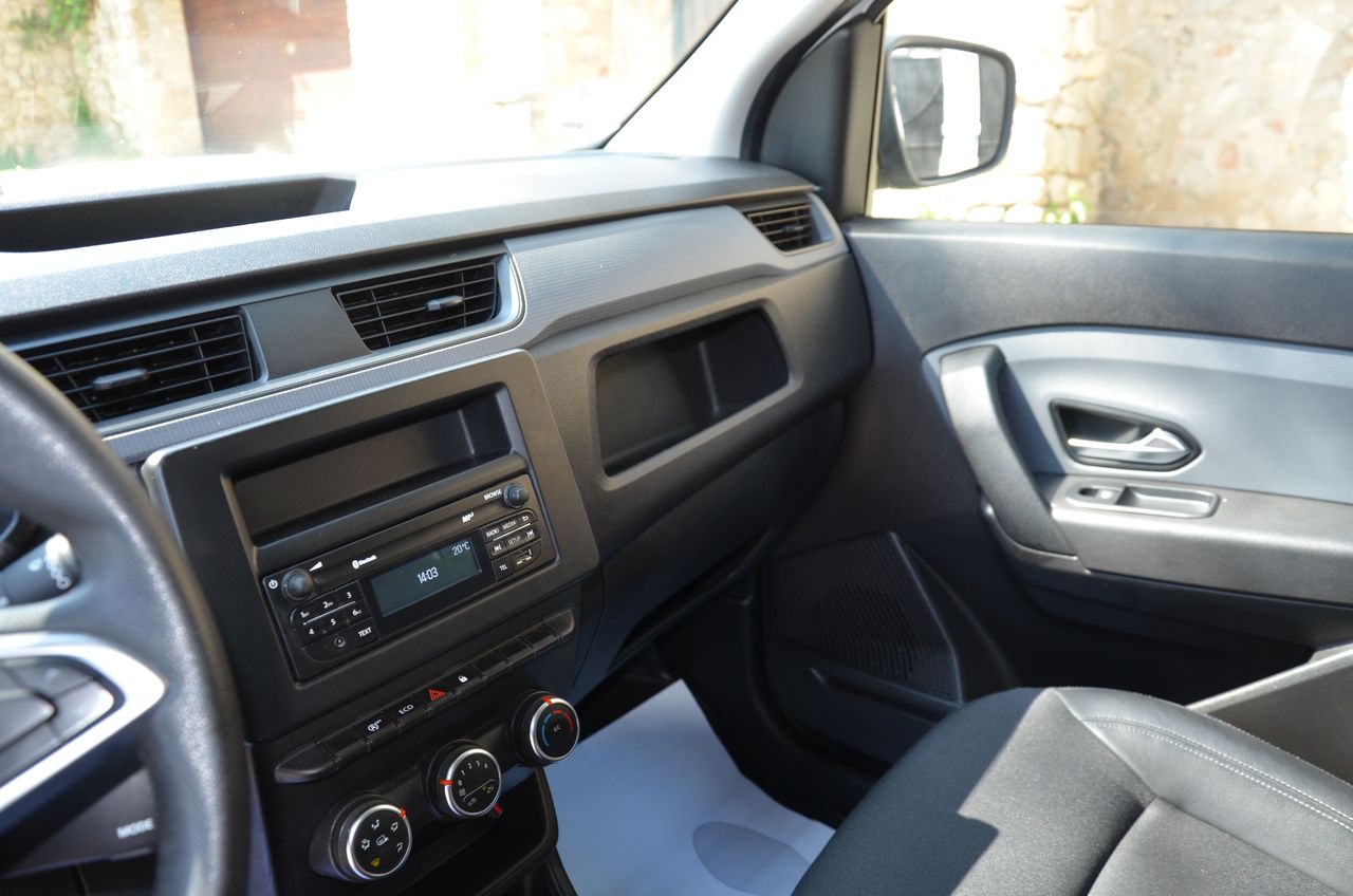 Renault Express CONFORT 1.5 BlueDci 70KW ( 95CV ) FURGÓN  / CERRADURAS ANTIRROBO  - Foto 19