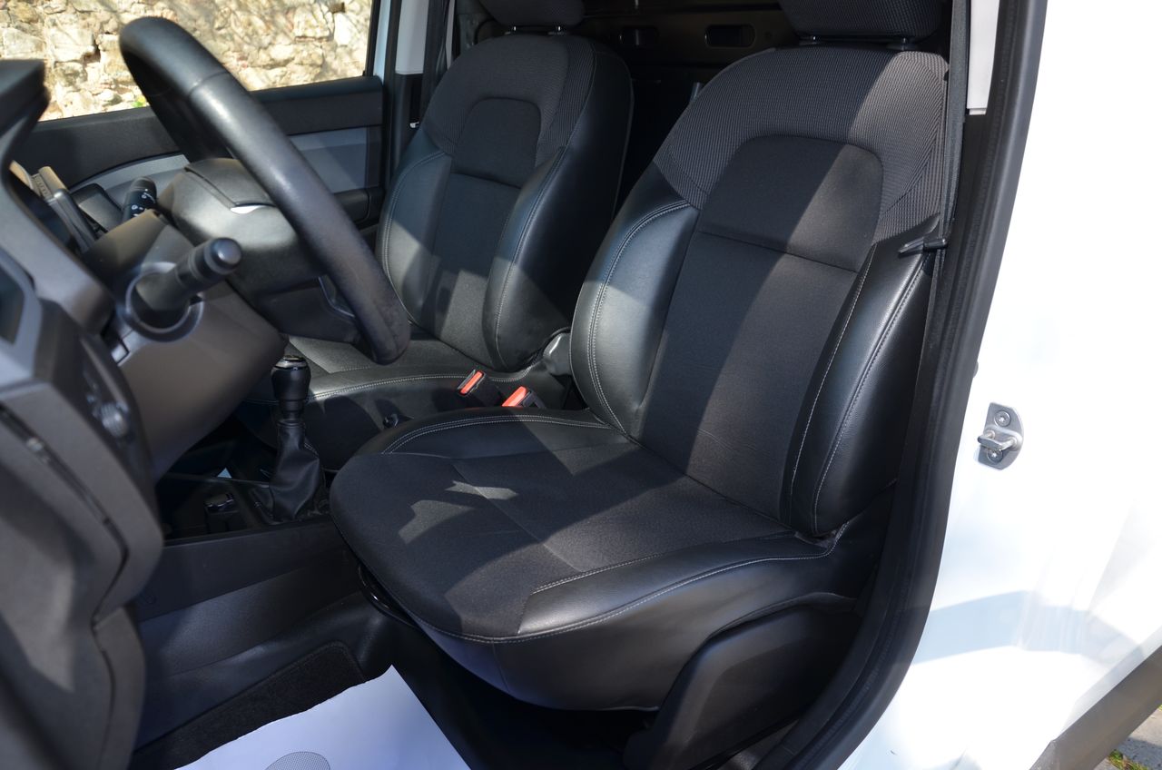 Renault Express CONFORT 1.5 BlueDci 70KW ( 95CV ) FURGÓN  / CERRADURAS ANTIRROBO  - Foto 3