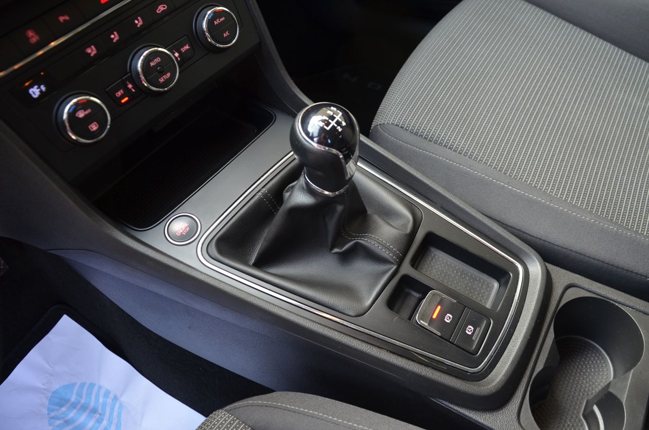 Seat Leon ST 1.6 TDI 115CV S&S STYLE/ ETIQUETA C  - Foto 6