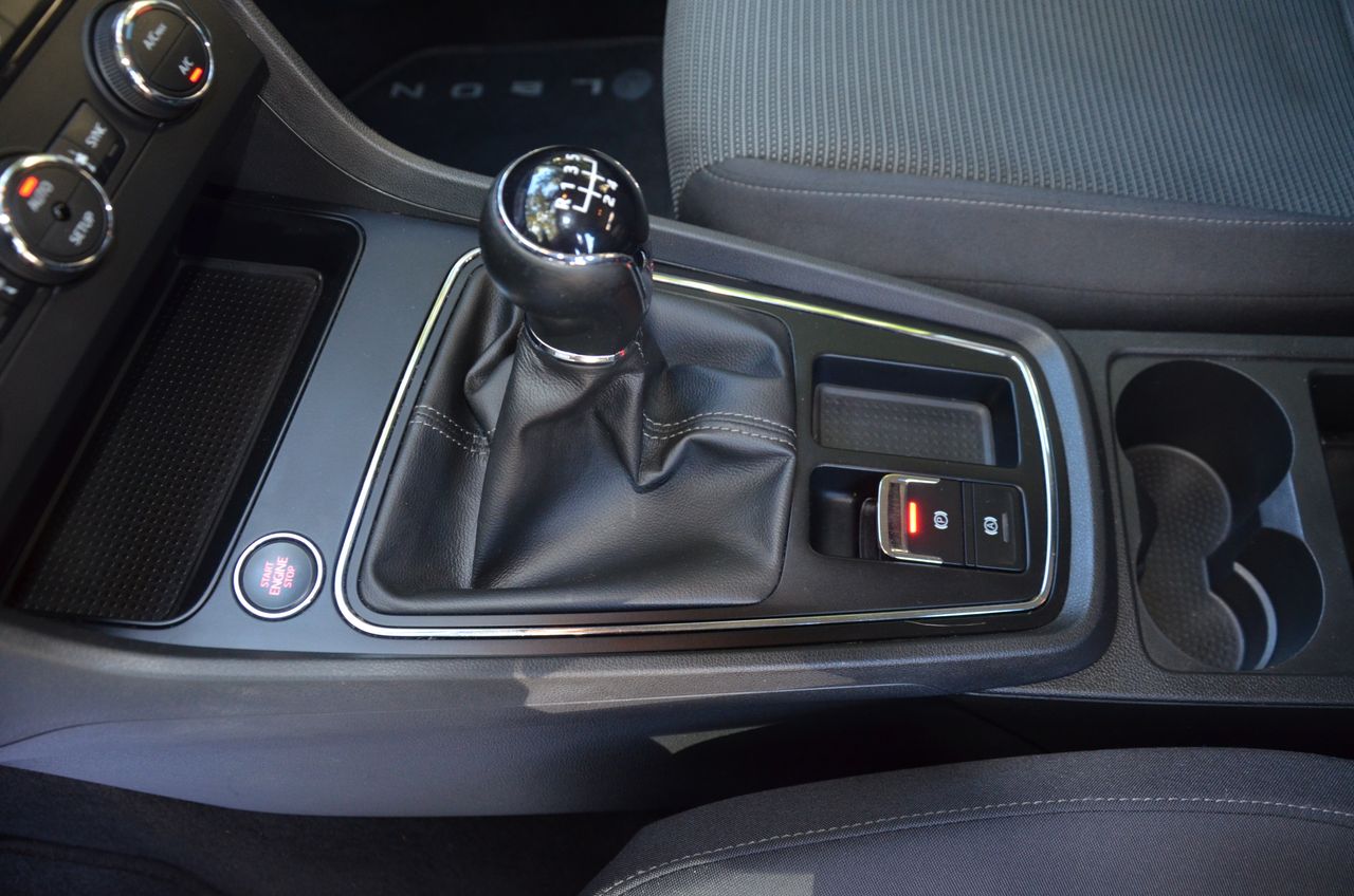 Seat Leon ST 1.6 TDI 115CV S&S STYLE/ ETIQUETA C  - Foto 14