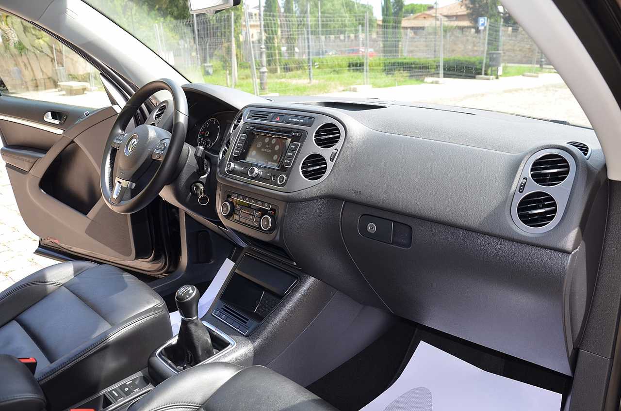 Volkswagen Tiguan 2.0 TDI 140CV EXELENCE 4MOTION  - Foto 26