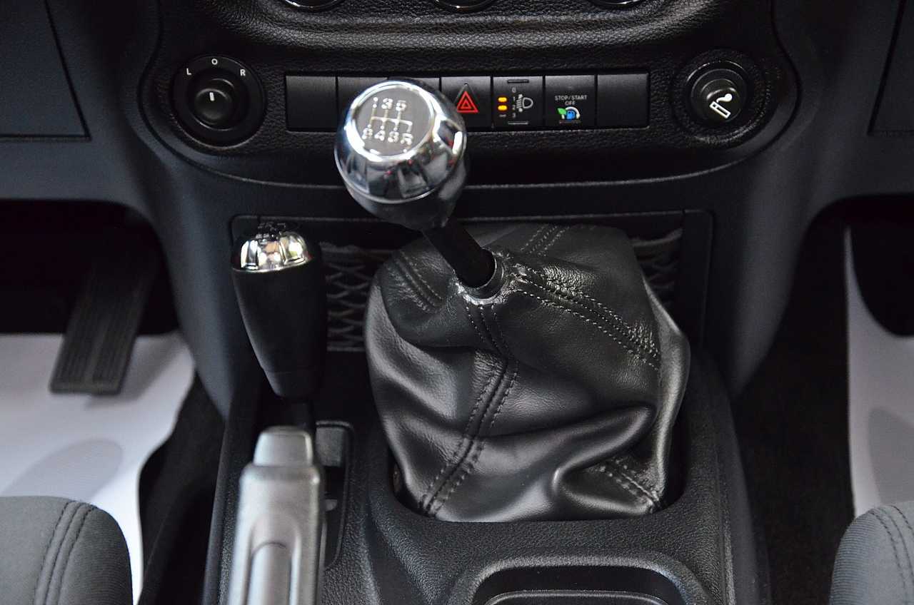 Jeep Wrangler UNLIMITED 2.8 CRD SAHARA.../ ENGANCHE REMOLQUE / HARD TOP - Foto 38