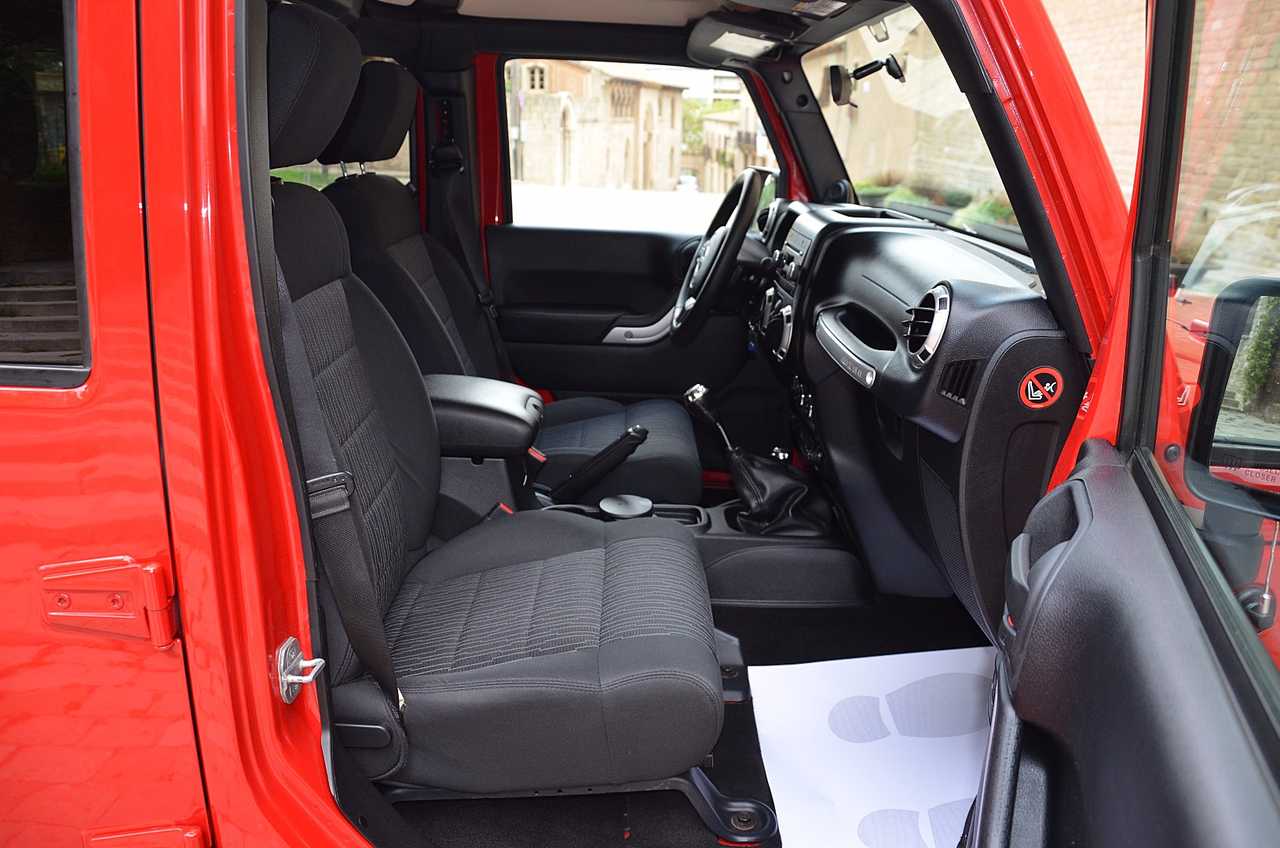 Jeep Wrangler UNLIMITED 2.8 CRD SAHARA.../ ENGANCHE REMOLQUE / HARD TOP - Foto 31