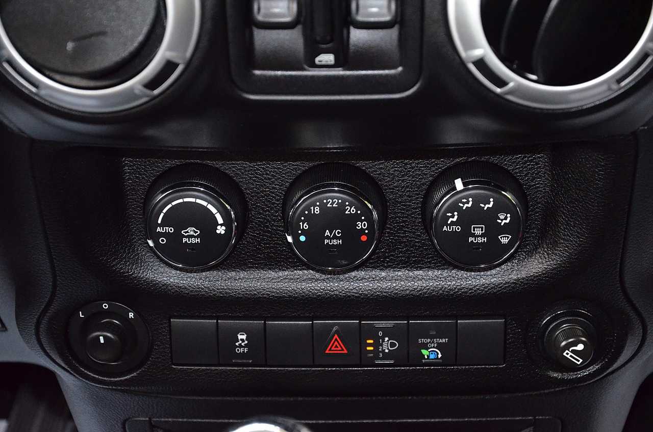 Jeep Wrangler UNLIMITED 2.8 CRD SAHARA.../ ENGANCHE REMOLQUE / HARD TOP - Foto 39