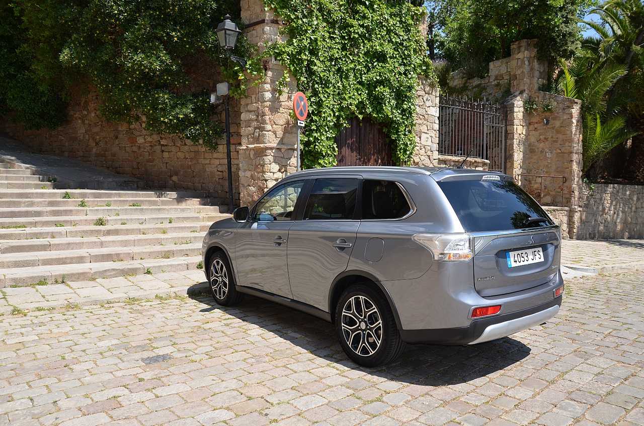 Mitsubishi Outlander 220DI-D Kaiteki AT 4WD **7PLAZAS/FULL OPTION**  - Foto 41