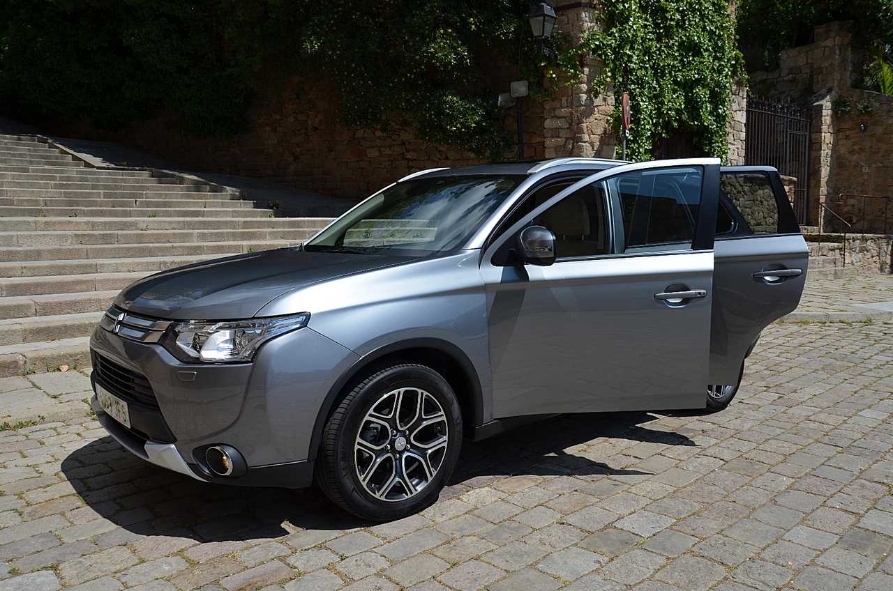 Mitsubishi Outlander 220DI-D Kaiteki AT 4WD **7PLAZAS/FULL OPTION**  - Foto 19