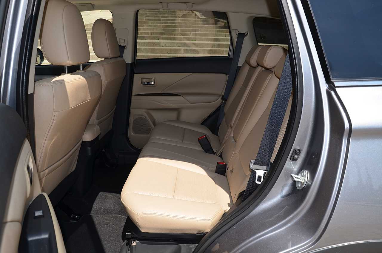 Mitsubishi Outlander 220DI-D Kaiteki AT 4WD **7PLAZAS/FULL OPTION**  - Foto 12