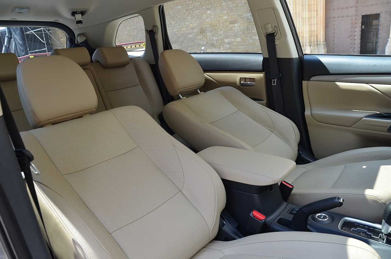 Mitsubishi Outlander 220DI-D Kaiteki AT 4WD **7PLAZAS/FULL OPTION**  - Foto 51