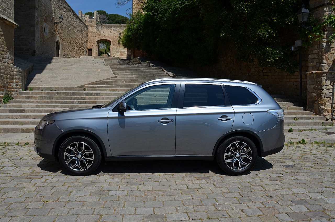 Mitsubishi Outlander 220DI-D Kaiteki AT 4WD **7PLAZAS/FULL OPTION**  - Foto 17