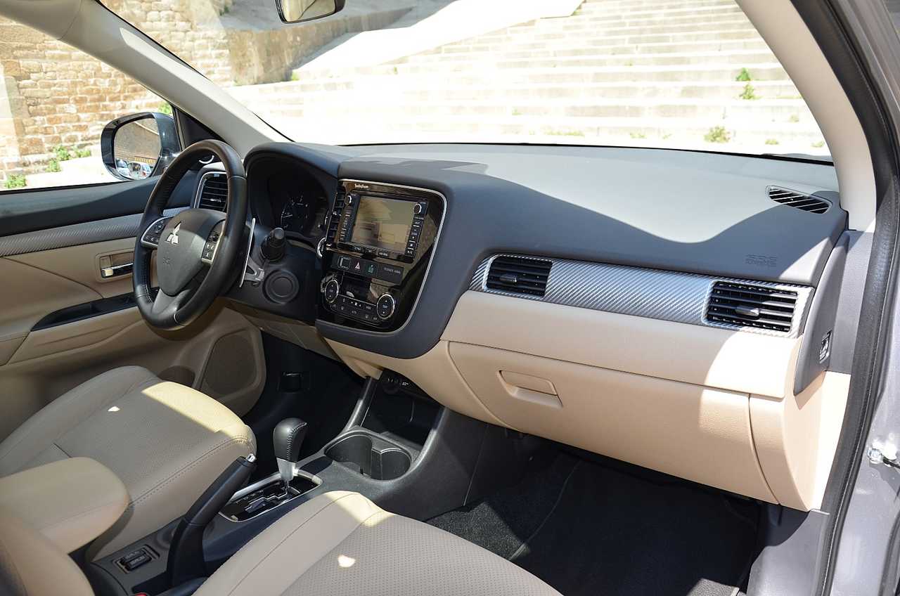 Mitsubishi Outlander 220DI-D Kaiteki AT 4WD **7PLAZAS/FULL OPTION**  - Foto 27