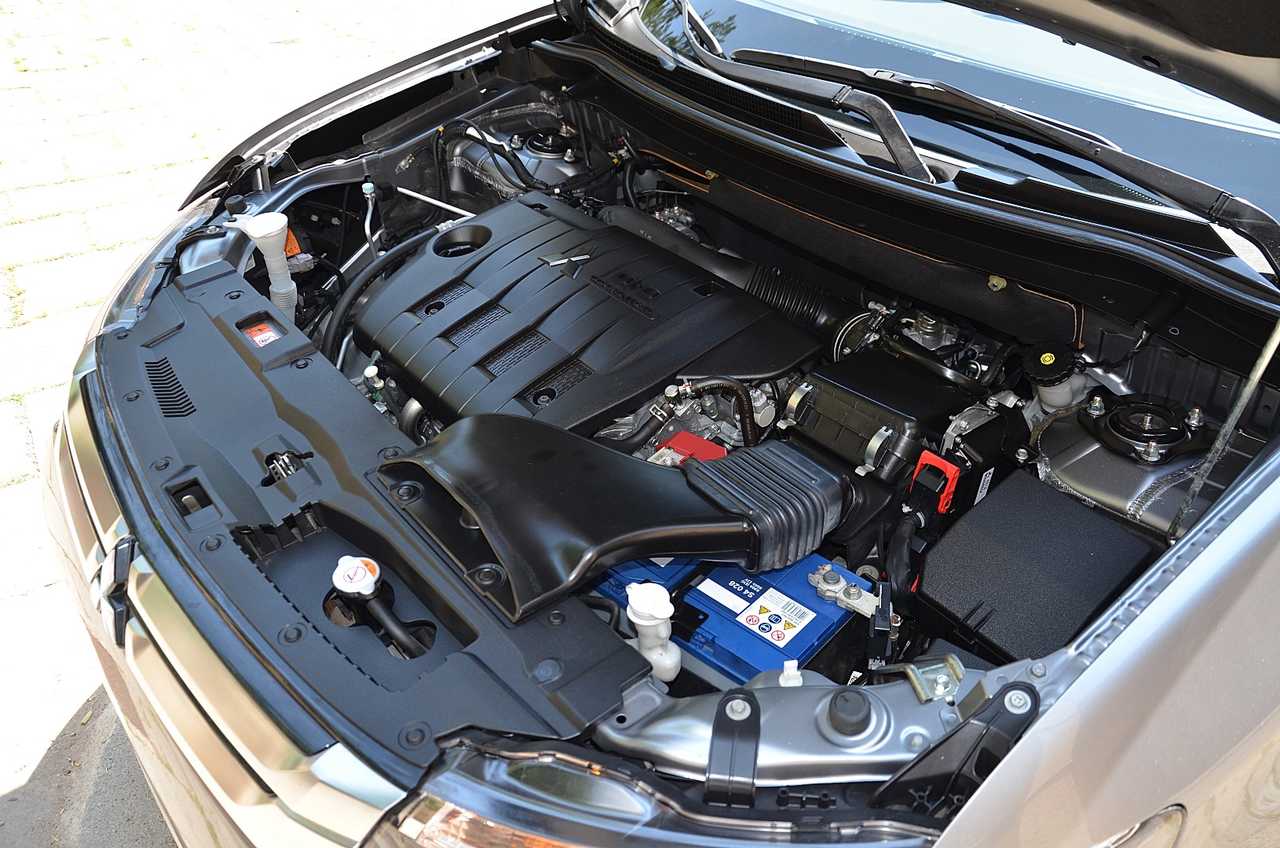 Mitsubishi Outlander 220DI-D Kaiteki AT 4WD **7PLAZAS/FULL OPTION**  - Foto 54