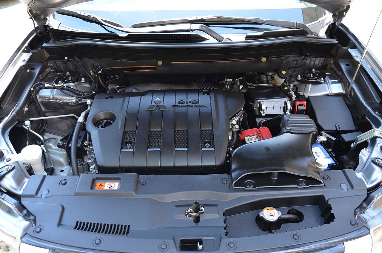 Mitsubishi Outlander 220DI-D Kaiteki AT 4WD **7PLAZAS/FULL OPTION**  - Foto 52