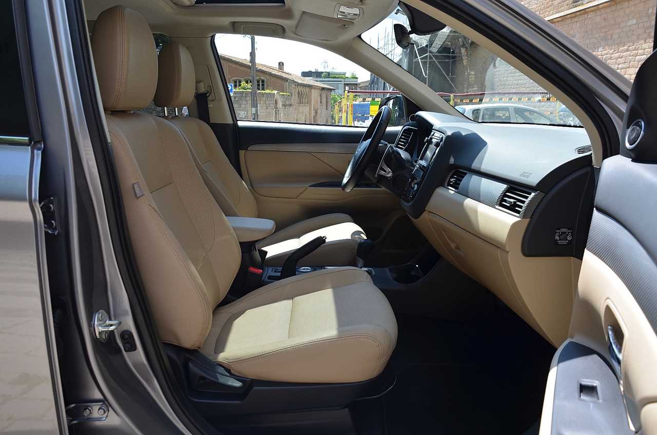 Mitsubishi Outlander 220DI-D Kaiteki AT 4WD **7PLAZAS/FULL OPTION**  - Foto 26