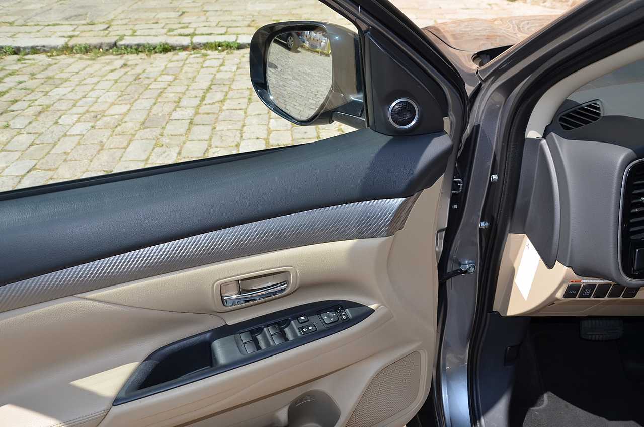 Mitsubishi Outlander 220DI-D Kaiteki AT 4WD **7PLAZAS/FULL OPTION**  - Foto 3