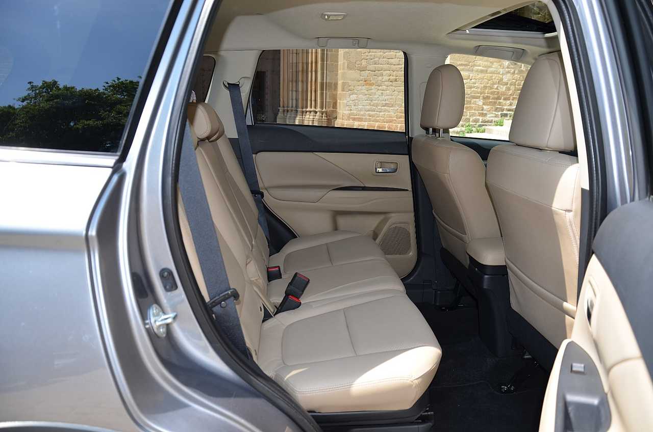 Mitsubishi Outlander 220DI-D Kaiteki AT 4WD **7PLAZAS/FULL OPTION**  - Foto 25