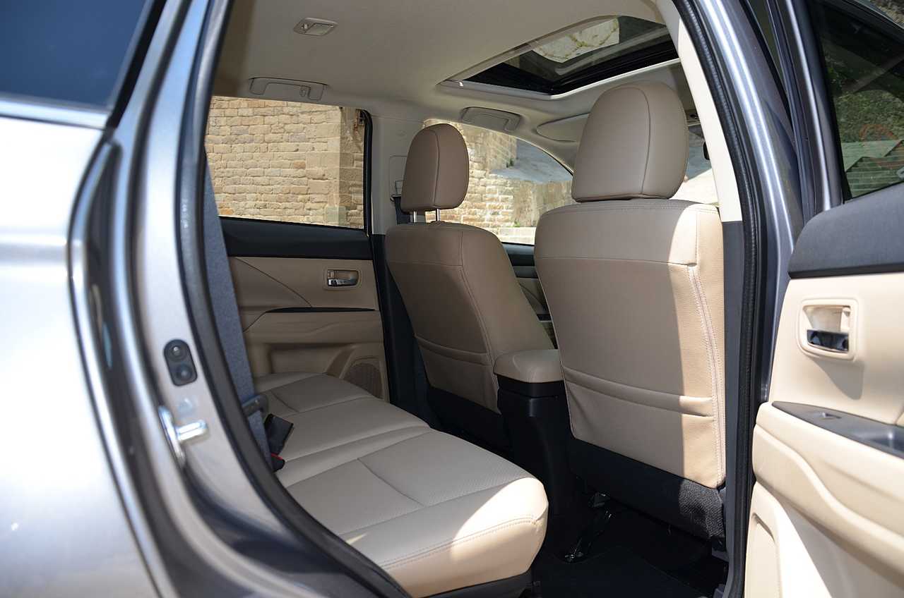 Mitsubishi Outlander 220DI-D Kaiteki AT 4WD **7PLAZAS/FULL OPTION**  - Foto 24