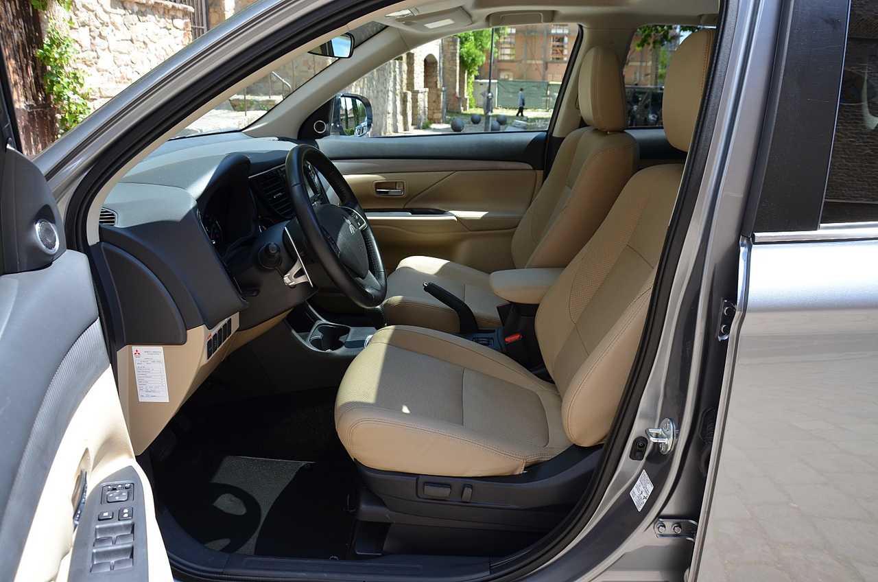 Mitsubishi Outlander 220DI-D Kaiteki AT 4WD **7PLAZAS/FULL OPTION**  - Foto 6