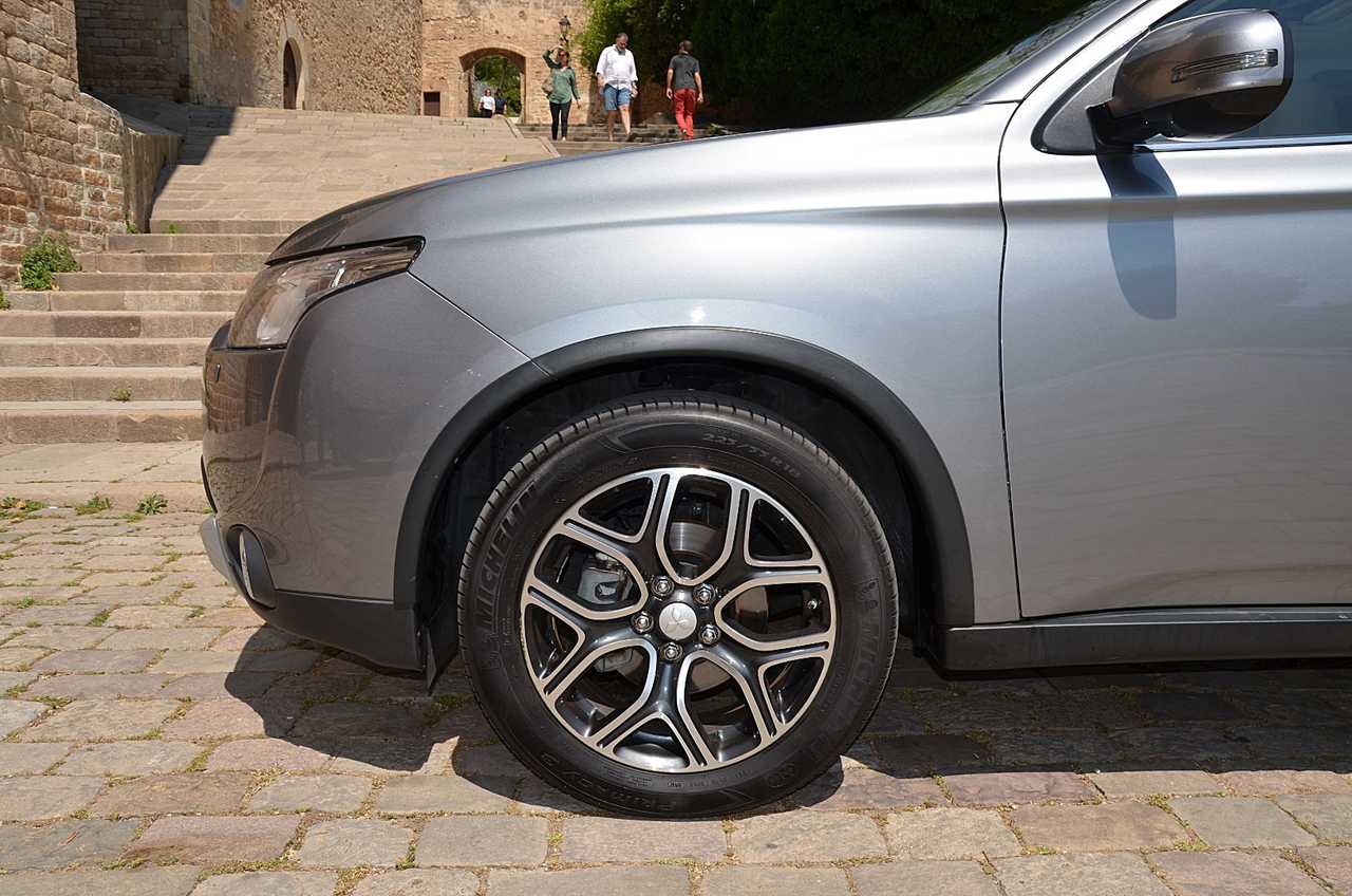 Mitsubishi Outlander 220DI-D Kaiteki AT 4WD **7PLAZAS/FULL OPTION**  - Foto 14