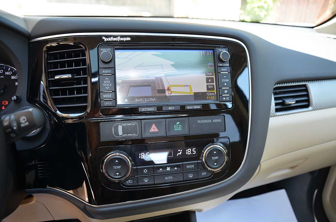 Mitsubishi Outlander 220DI-D Kaiteki AT 4WD **7PLAZAS/FULL OPTION**  - Foto 15