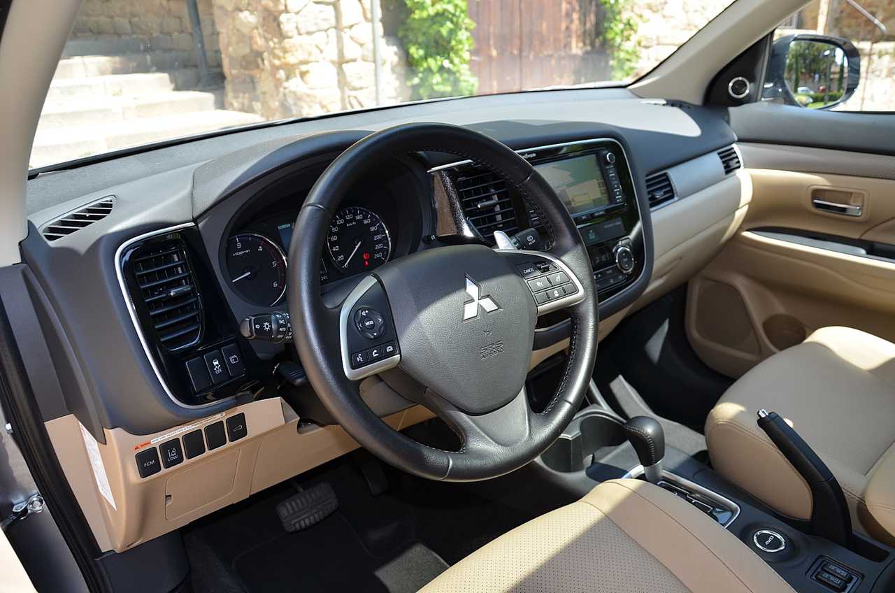 Mitsubishi Outlander 220DI-D Kaiteki AT 4WD **7PLAZAS/FULL OPTION**  - Foto 5