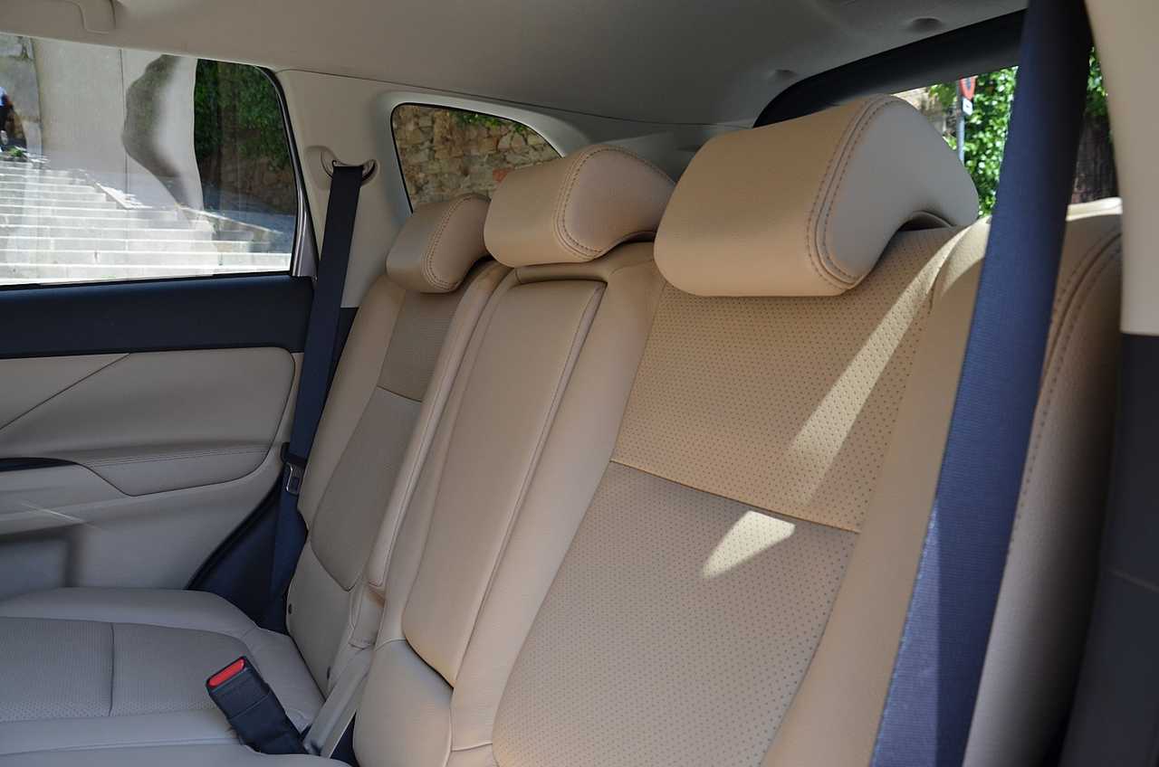 Mitsubishi Outlander 220DI-D Kaiteki AT 4WD **7PLAZAS/FULL OPTION**  - Foto 13