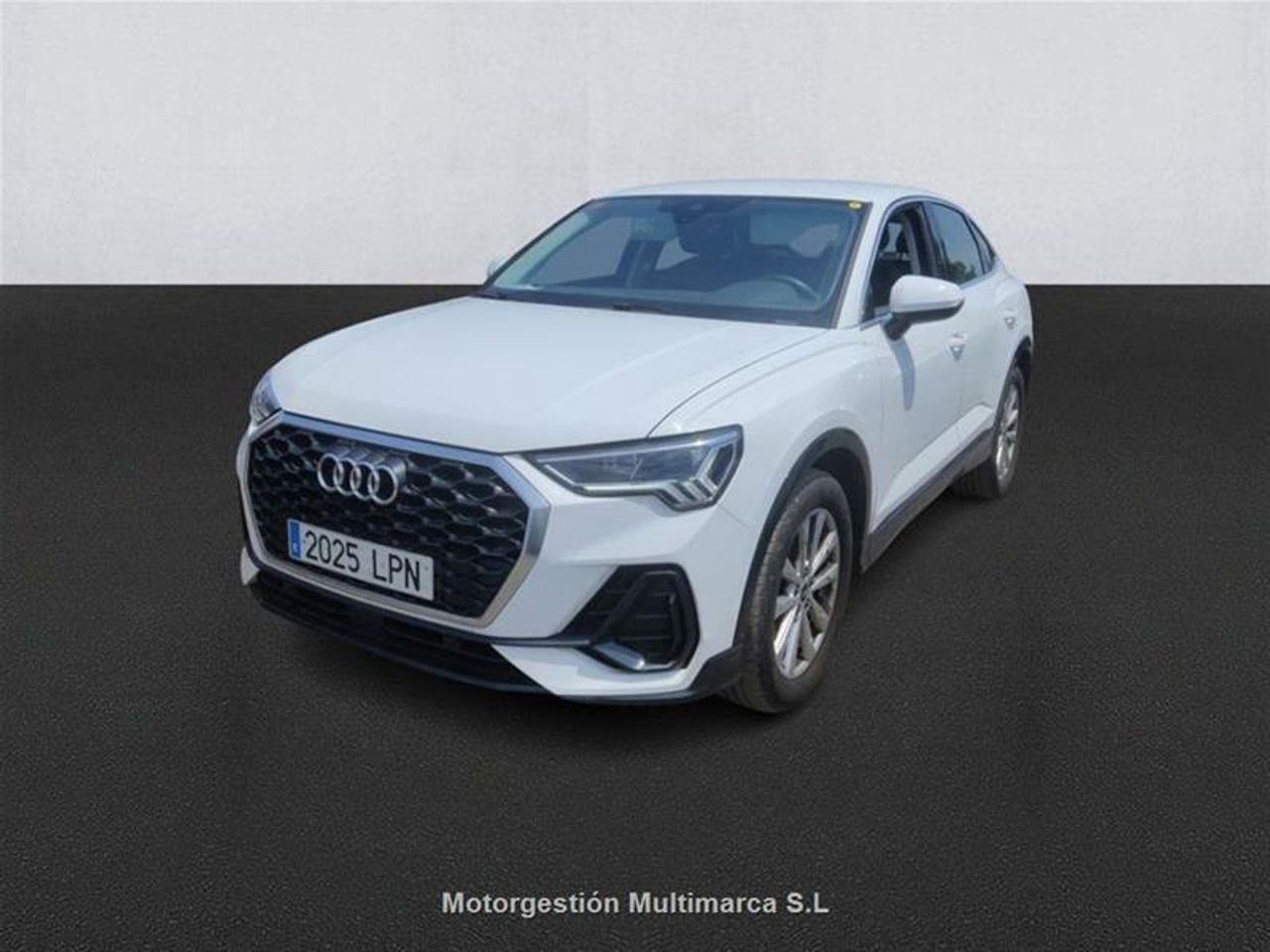audi q3 2021 /