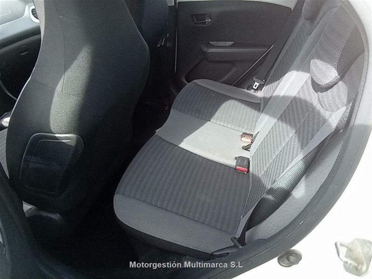 Toyota Aygo 1.0 70 x-play - foto 8