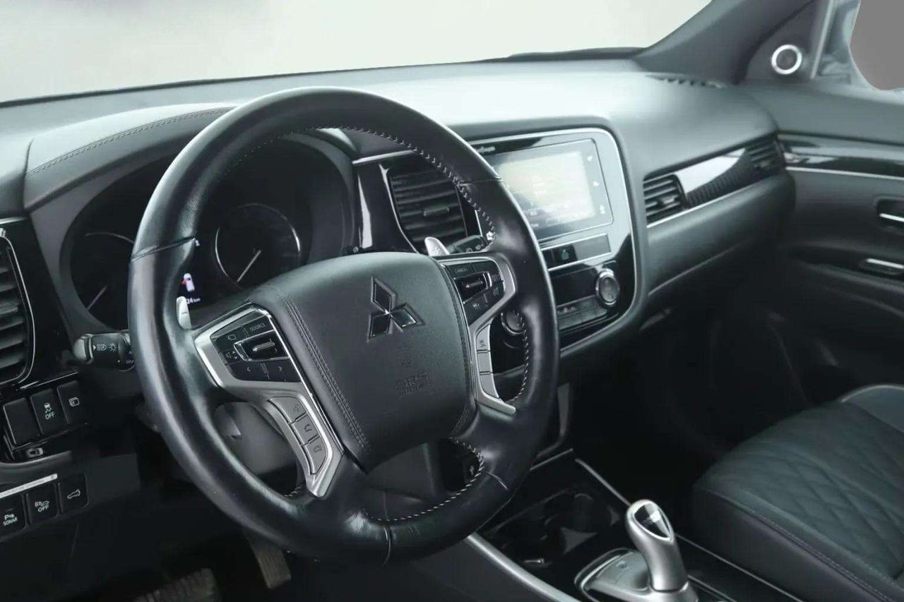 Mitsubishi Outlander 2.4 PHEV Motion Auto 4WD - foto 13
