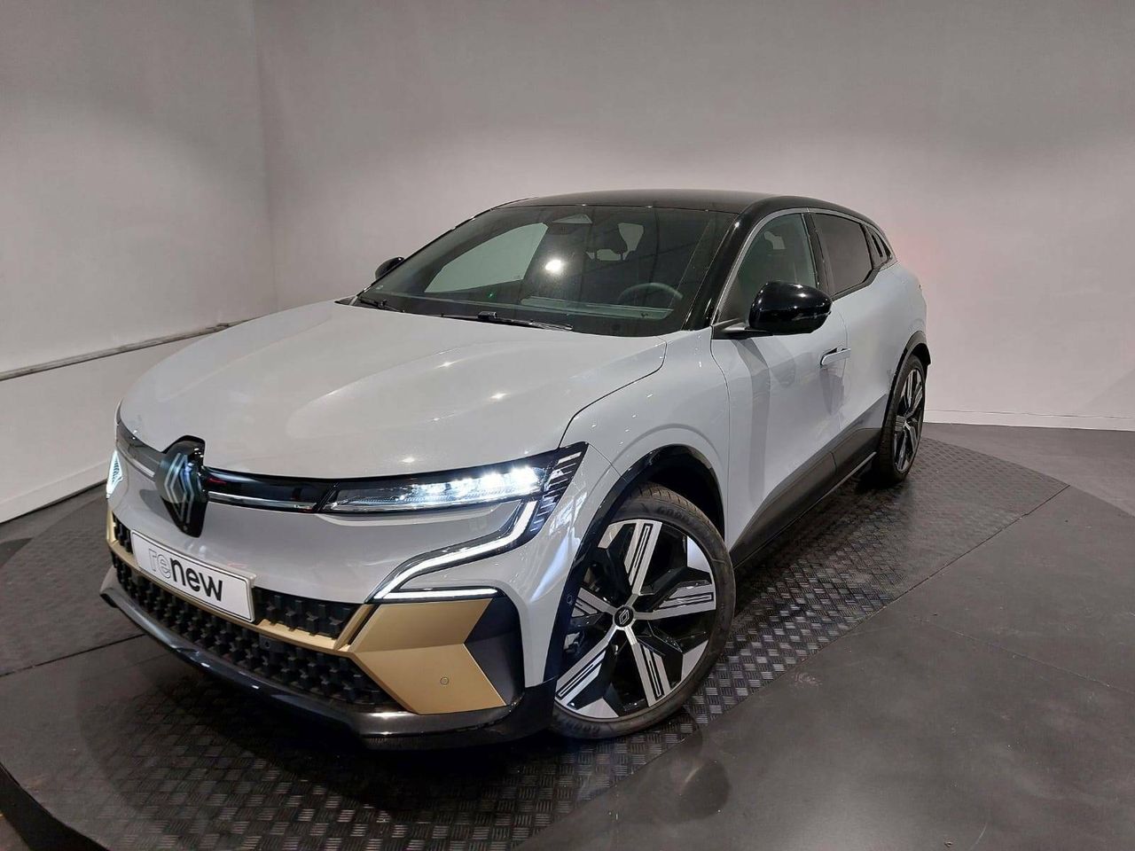Alerta vehiculos en angulo muerto  de segunda mano - renault megane 2023 /