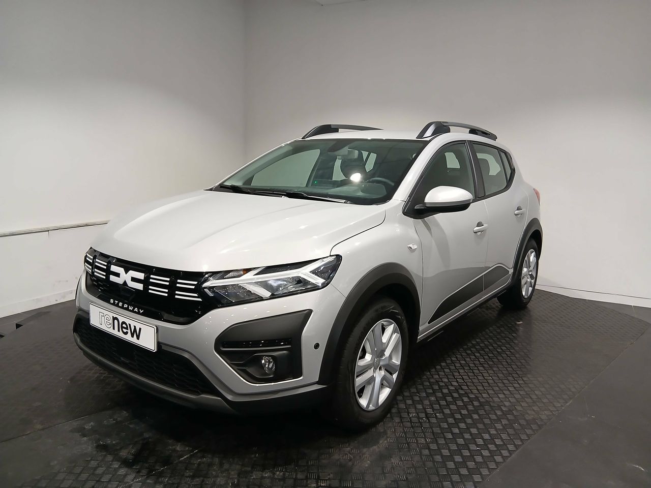 Dacia sandero gris claro  de segunda mano - dacia sandero 2024 /