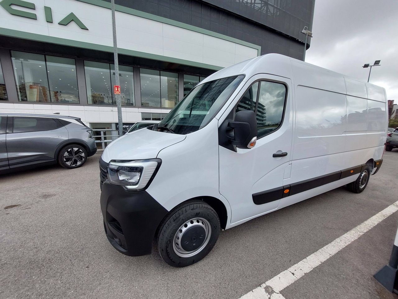 Dacia duster con aire acondicionado  de segunda mano - renault master 2022 /