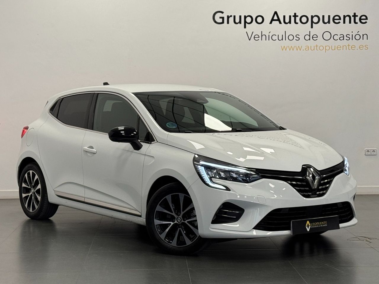 Coche hibrido con sensores de aparcamiento  de segunda mano - renault clio 2022 /