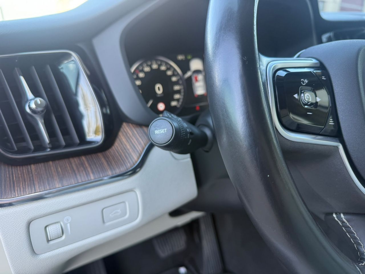 Volvo XC60 Momentum Pro B5 Diesel AWD Aut. - Foto 30