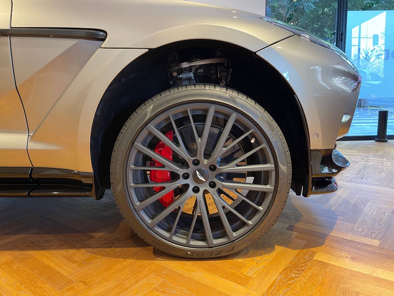aston martin dbx 707cv awd foto grande (3)