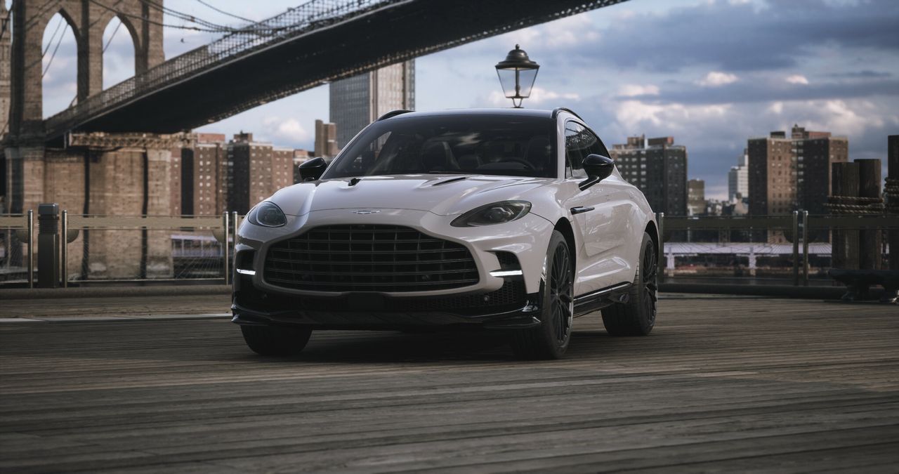 aston martin dbx 2025 /