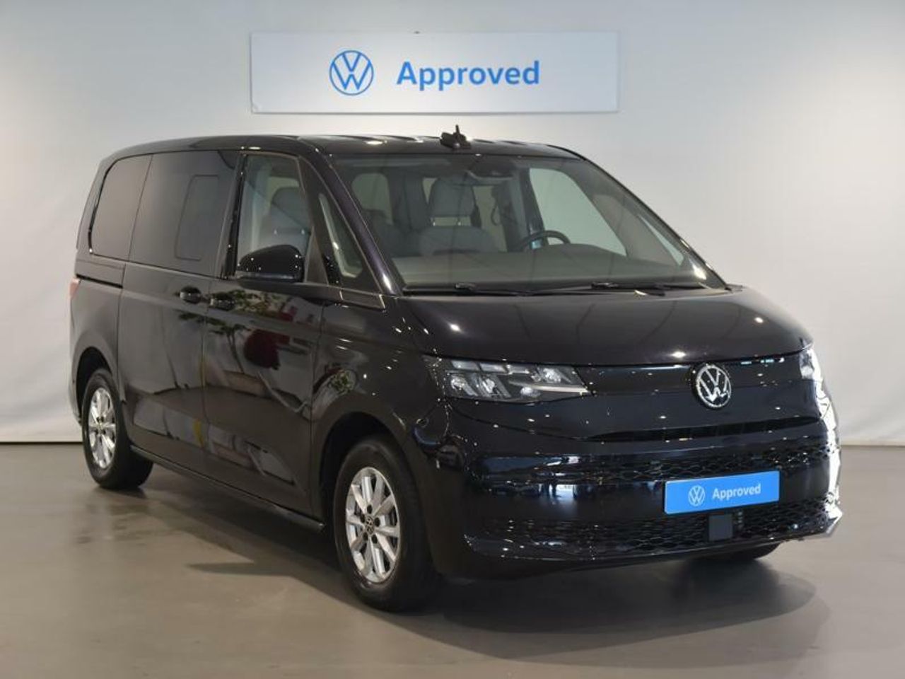 Chica independiente mulata  de segunda mano - volkswagen multivan 2024 /