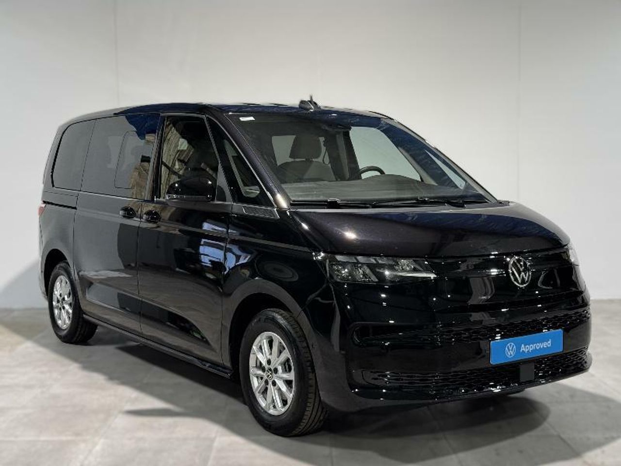 Chica independiente mulata  de segunda mano - volkswagen multivan 2024 /