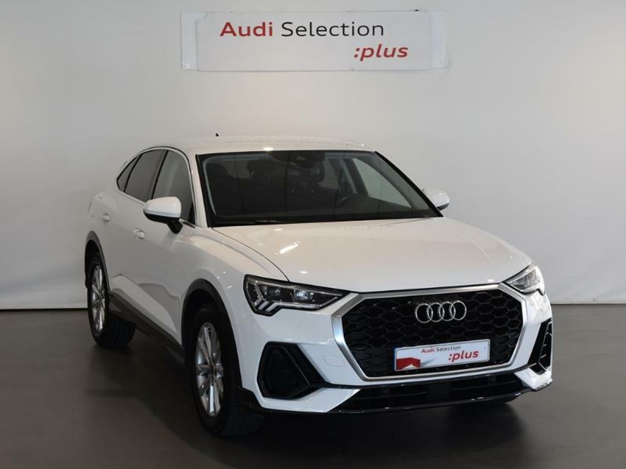 audi q3 2021 /