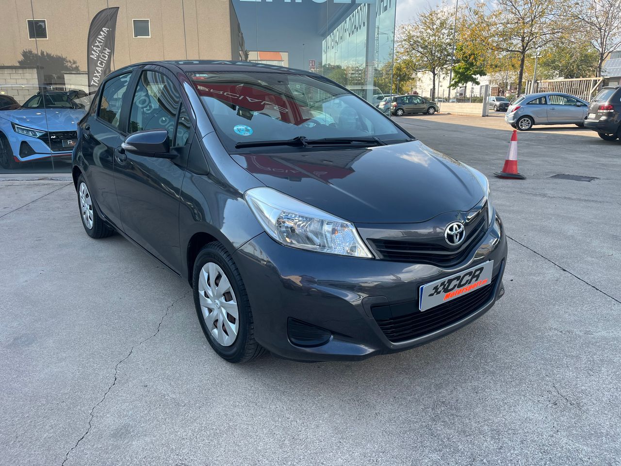 Altea 2012 negro 5 puertas  de segunda mano - toyota yaris 2012 /