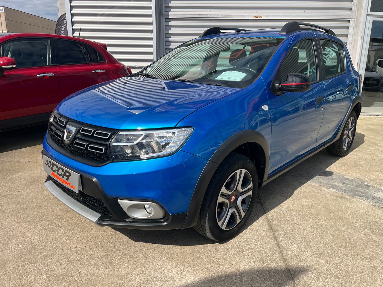 Dacia sandero gris claro  de segunda mano - dacia sandero 2019 /