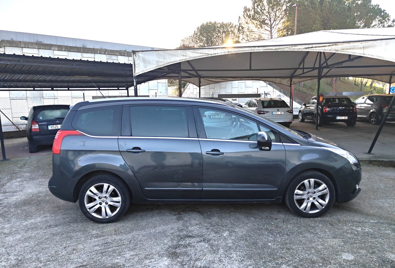 peugeot e-5008 2012 / foto grande (2)