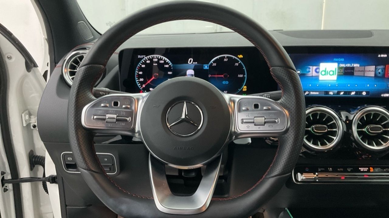 mercedes-eqa-300-4matic-amg-line-imagen-8