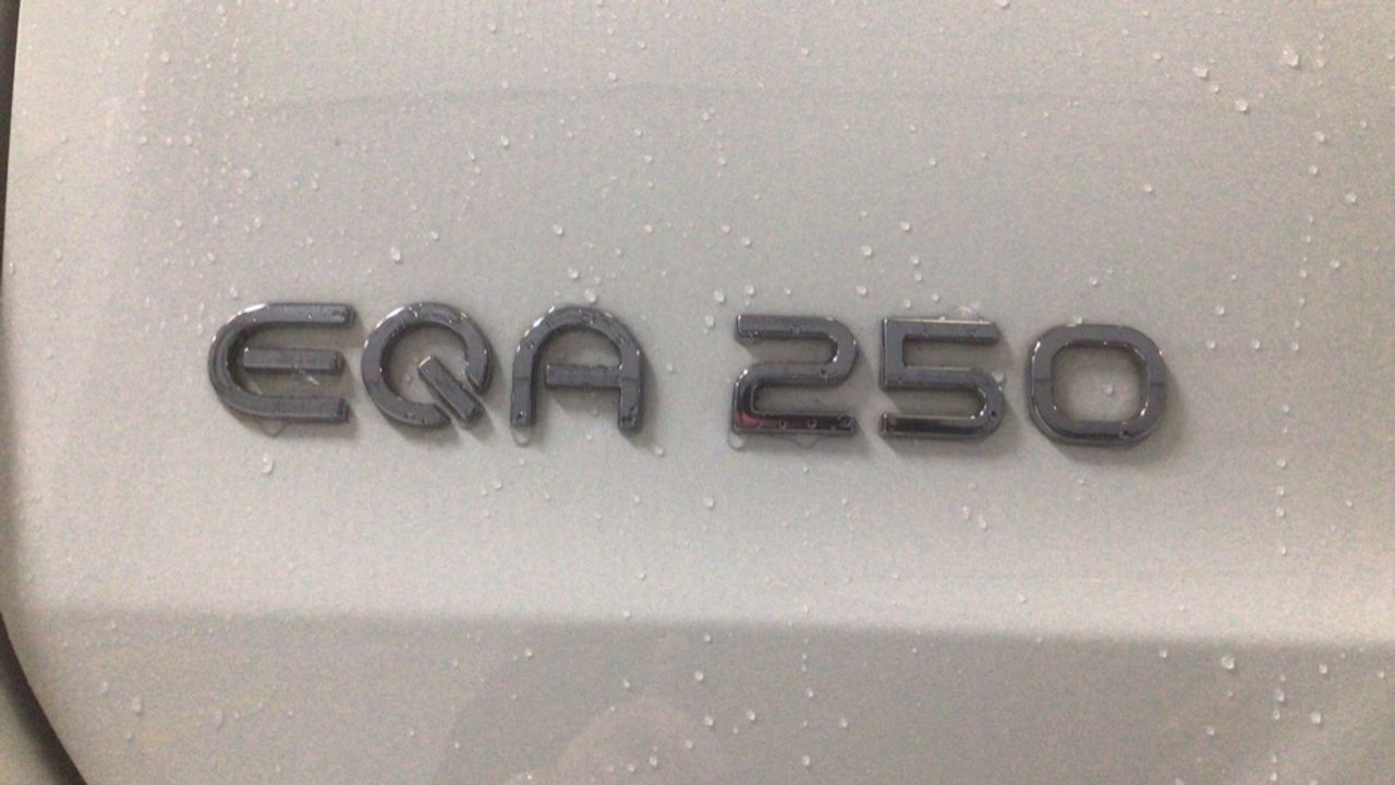 mercedes-eqa-250-amg-line-imagen-11