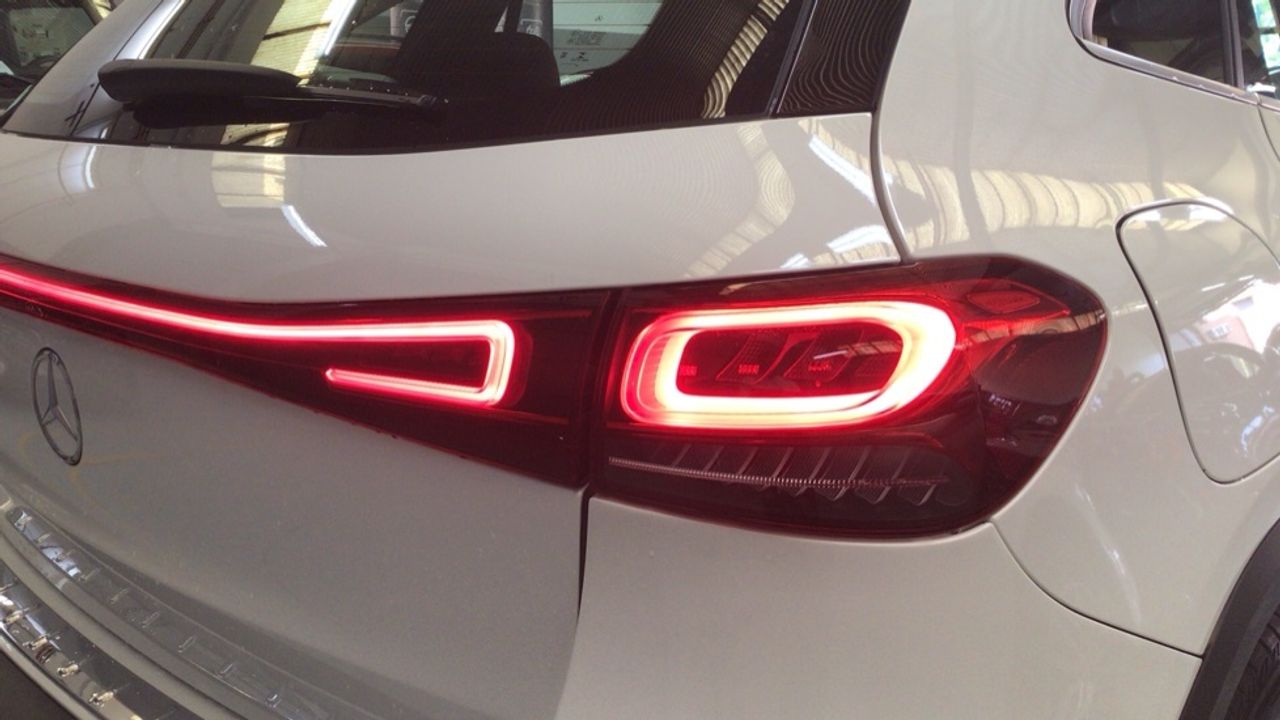 mercedes-eqa-250-amg-line-imagen-13