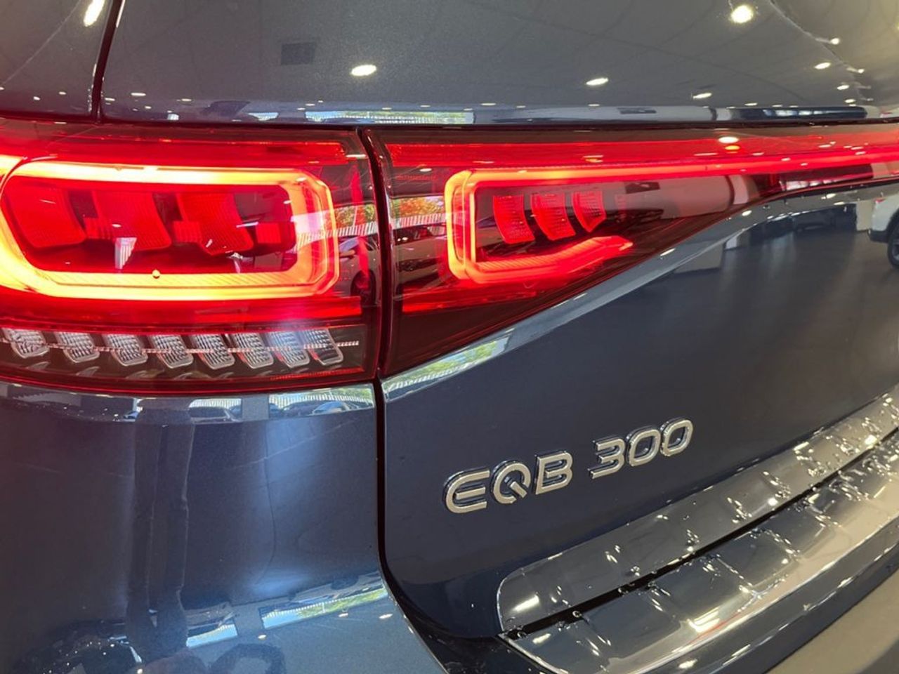 mercedes-eqb-300-4matic-amg-line-imagen-12