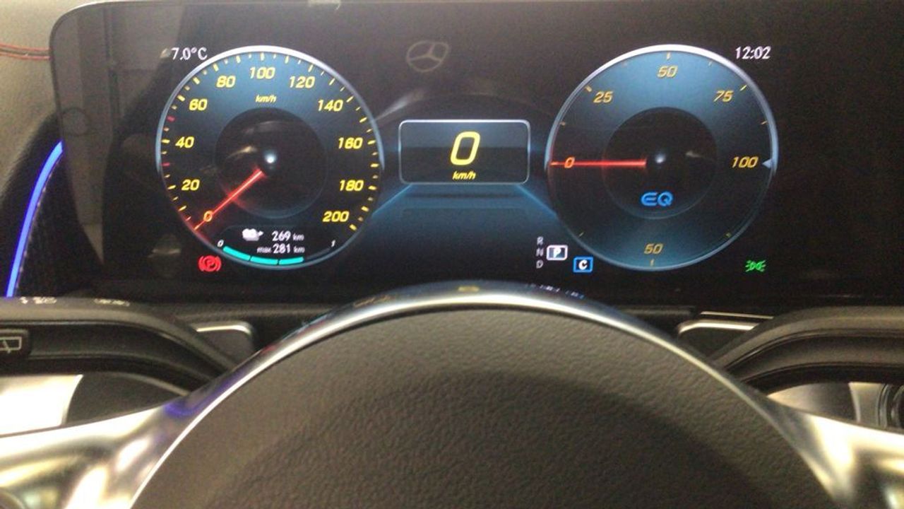 mercedes-eqb-300-4matic-amg-line-imagen-18