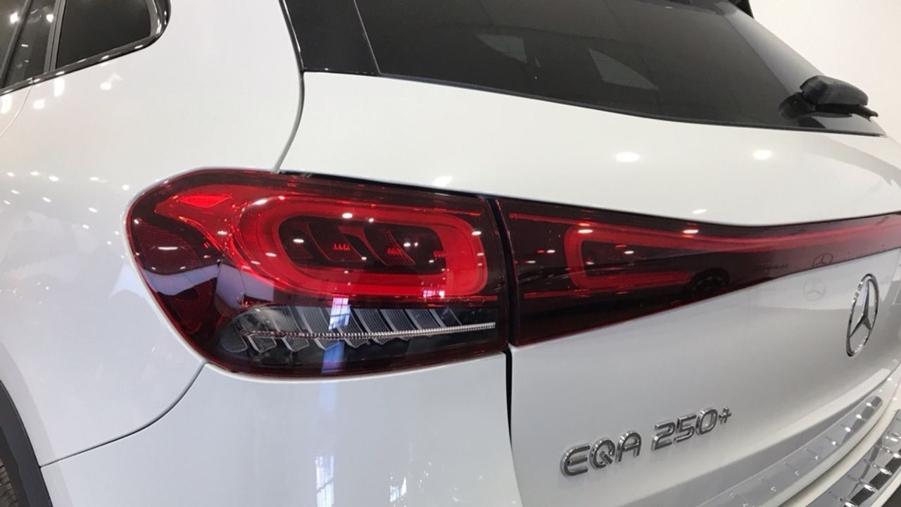 mercedes-eqa-250+-+-amg-line-imagen-23